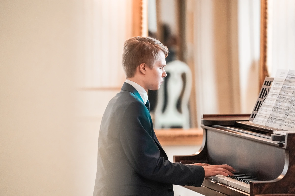 Atte Kohtala soittamassa pianoa